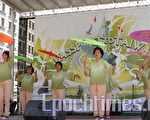由台灣會館老人中心表演的小雨傘為「台灣巡禮」舞台表演活動拉開序幕。(攝影﹕史靜/大紀元)
