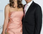 名模伊麗莎白-赫莉（Elizabeth Hurley）與印度富商丈夫阿倫(Arun Nayar)一起在會場亮相。(圖/Getty Images)