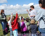 在Polder沿海草地，导游亚尼克向孩子们介绍贝类、绵羊、植物及生态环境知识。