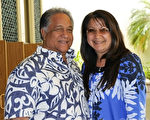 著名房屋建商西部建筑的夏威夷分公司经理杜都瓦先生和太太从神韵的节目中学到中国文化更深的内涵。（摄影：李旭生／大纪元）