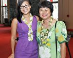 林女士（右，Elizabeth Lum）是檀香山華裔社區的僑領。（攝影：李旭生／大紀元）