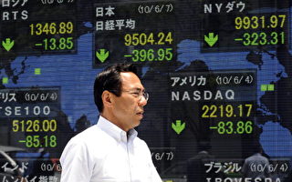 日本日經平均指數星期一（6月7日）一度重跌近400點，跌幅4%。（AFP）