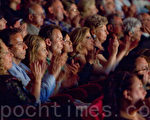 2010年6月8日意大利都靈當地時間晚8點，美國神韻巡迴藝術團在都靈的首場中，觀眾掌聲熱烈而持久。(攝影：吉森、文婧/大紀元）