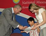华裔童美国寻梦 移民局长带领宣誓入籍