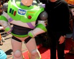 蒂姆-艾倫（Tim Allen）與劇中的玩具巨星「巴斯光年」一起合影，蒂姆-艾倫在片中為「巴斯光年」配音。(圖/Getty Images)