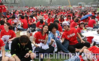 开赛四小时前 韩国球迷挤满首尔广场
