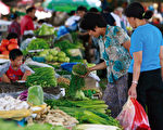 中國大陸物價上揚，圖為北京民眾正在購買蔬菜。(圖片來源:法新社)