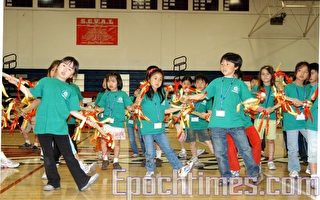 學童在學習歌舞中領略中華文化技藝