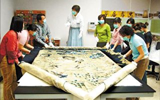 台南科技大学成立“全球刺绣研究发展中心”，针对刺绣保存修复，并培育国内的修复士人才。（台南科技大学提供）