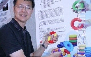 商設系老師陳中聖設計「甜甜握力圈-通用型握力器」，榮獲德國（red dot）紅點獎產品設計獎。（攝影：賴友容／大紀元）