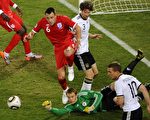6月27日，世界杯1/8决赛德国队与英格兰队的比赛中，德国门将诺伊尔(Manuel Neuer，中)防堵英格兰队进球。(法新社)