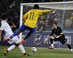 巴西前鋒羅比尼奧（Robinho,中）嘗試射門,但遭智利門將克劳迪奥‧布拉沃（Claudio Bravo,右）攔截。（AFP）