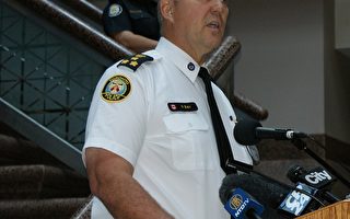 展示缴获武器  多伦多警察局长为G20保安工作辩护
