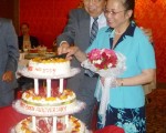 陈玉律(右)与林爱迪共切五十周年金婚纪念蛋糕。(李文成提供)