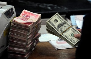 有中國智庫表示，面對美聯儲升息，人民幣陷入了易貶難升的困境。