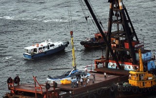 香港直升機迫降海面 神勇機長救13命
