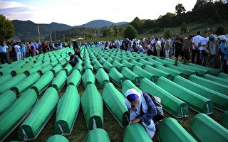 悼念波黑戰爭大屠殺15周年 亡者終入土