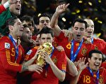 西班牙隊奪冠，西班牙的前鋒大衛維拉親吻獎杯。（AFP）
