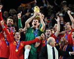 19屆南非世界盃決賽中，西班牙1：0勝荷蘭捧盃，第八個世界冠軍誕生。（AFP）