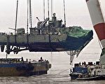 3月26號，韓國的天安艦被擊沉。4月15日，韓國海軍以大型起重機撈起沉沒天安艦艦尾，並在船艙內發現多名失蹤官軍的屍體。（AFP）