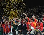 西班牙奪下世足賽冠軍全隊雀躍不已，隊長卡西亞斯（Iker Casillas ）從國際足總主席布萊特手中接過金盃。（法新社）