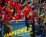7月12日奪得世界盃足球賽冠軍的西班牙國家代表隊回到馬德里時，受到英雄式的歡迎。(法新社)