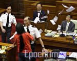 香港特首答问 议员质问政制民生