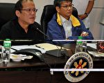 菲国总统艾奎诺（Benigno Aquino）在救灾单位召开的紧急会议上斥责气象官员失职。(AFP)