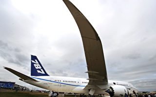 波音787梦幻客机  降落英国参加航空展