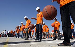 組圖：7500名加沙兒童同拍籃球創世界紀錄