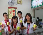 「台北綠豆湯」義賣，家扶自立青年以志工店員方式助賣，捐出一日所得助學。（台南家扶提供）