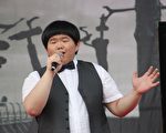藝人小胖（林育群）應邀在台東祈福音樂會中演唱「奇異恩典」。（圖片台東縣政府提供）