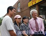 7月23日，自由党国会议员胡平藻（Joe Volpe）（右一）走访多伦多中区华埠，和华人店主陈旺（左一）和吴女士（右二）及她的店员在一起。（摄影：徐杰/大纪元）