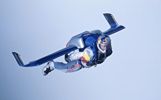 奥跳伞金刚挑战极限 36,500米太空跳伞