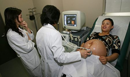 美國婦產科學會（ACOG）近期公佈的新指南：曾有剖腹產經驗的產婦，多數可選擇自然生產，甚至有兩次剖腹產者也可以。(MARK RALSTON/AFP/Getty Images)