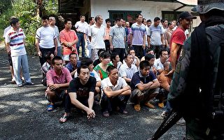 菲律賓三描禮士省警方24日臨檢1家採礦公司，扣留了 80多名疑非法採礦的中國籍勞工。（菲律賓聯合日報提供）（中央社）
