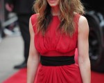 主演杰西卡·贝尔(Jessica Biel)一身红衣鲜艳夺目，成为众人瞩目的焦点。 (图/Getty Images)