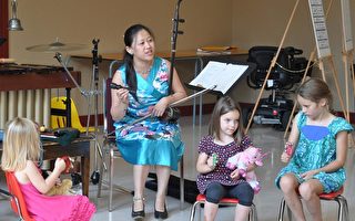 兰韵中乐团的二胡演奏家董篮在教孩子们演奏。（摄影：PAM MCLENNAN/大纪元）