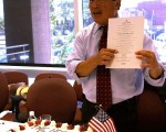 2010年7月28日，吴振伟议员在美国国会民主党竞选委员会总部向记者们推荐了以他 的名字命名的“吴氏炸鸡”。(摄影﹕亦平/大纪元)