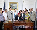 州长签署双语选票法案  华裔选民激动