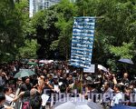 昨日逾3百市民响应网上呼吁，到立法会门前抗议司法不公。（摄影：潘在殊／大纪元）