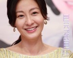 李美妍9日身穿白色洋裝扺台 (攝影:宋碧龍/大紀元)