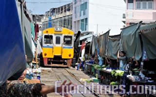 泰国曼谷 在铁轨上做生意