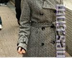 港大女生陳巧文今年元旦日在中聯辦外門示威,事後遭警方拘捕,並控以襲擊,陳巧文否認控罪。下圖為陳巧文於元旦當日示威的情況。(大紀元資料圖片)