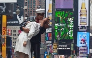 時報廣場立巨型「親吻」塑像