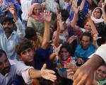 巴基斯坦大批难民等待物资救援。（AFP）