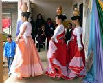 台驻巴拉圭大使黄联昇夫妇13日（当地时间）应巴国第一夫人麦西迪斯鲁戈邀请，一同前往Limpio市参访MariaAuxiliadora第7263号小学，并赠送学童玩具。图为巴拉圭一小学传统舞蹈表演。（驻巴拉圭代表处提供/中央社）