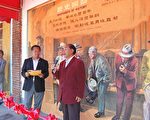 著名藝術家程樹人在親手繪製的大型壁畫前，他表示這些壁畫重溫華裔，為溫哥華的發展與輝煌作出的貢獻 （攝影：馮凌雲/大紀元）
