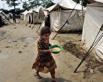 巴基斯坦有600万孩童在大洪水中失踪、变成孤儿或感染霍乱，成为这次水灾最脆弱的受害者。（AFP）