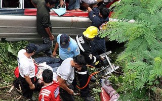 2010年8月18日，菲律宾北部山区一辆巴士因失控坠入150公尺深的山谷。（AFP）